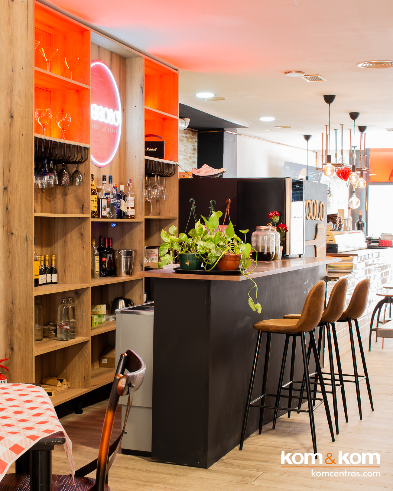 Barra y Botellero hecho a medida para Bar Restaurante Pizzería Yecla